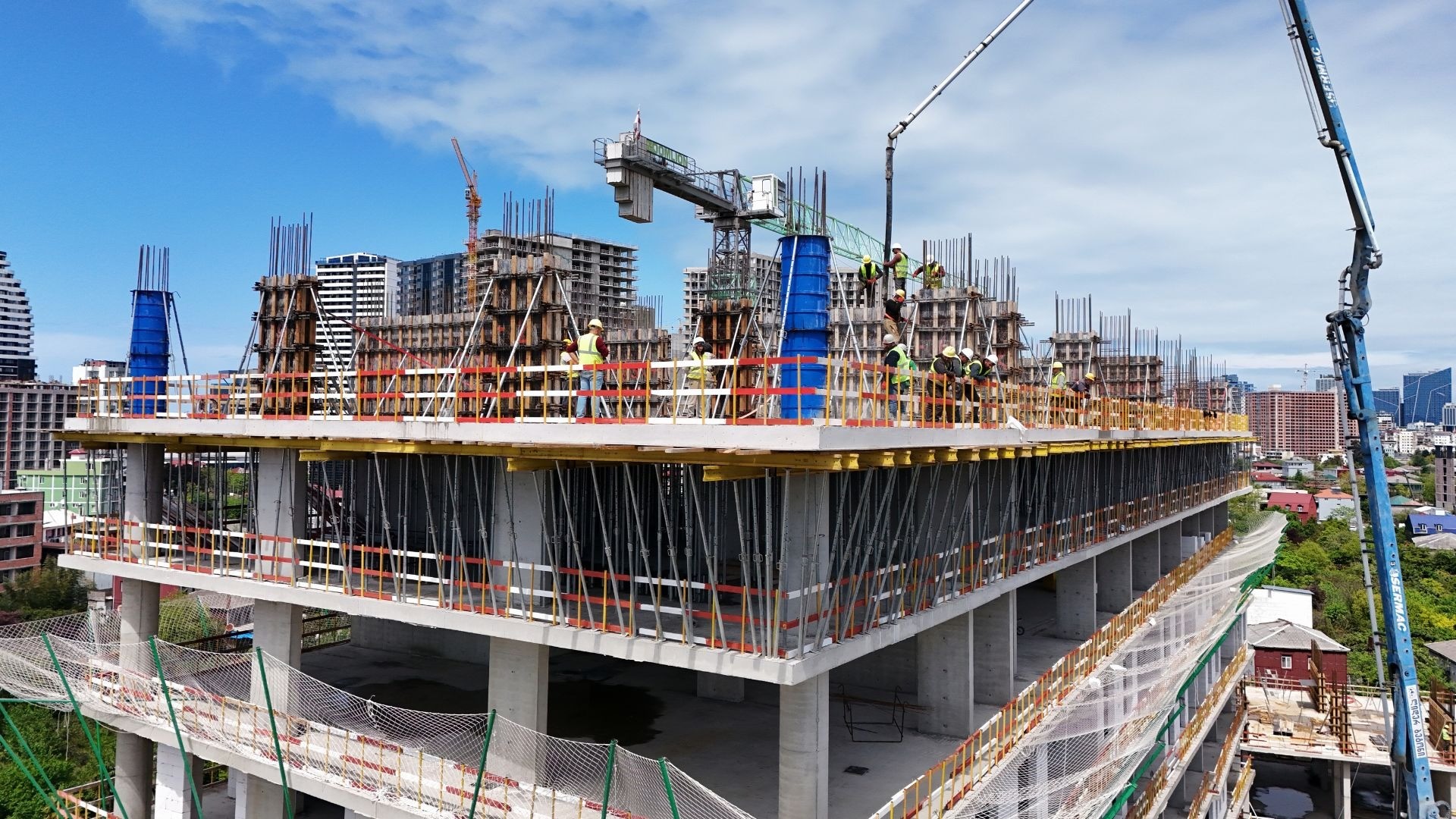 აპრილი 2025